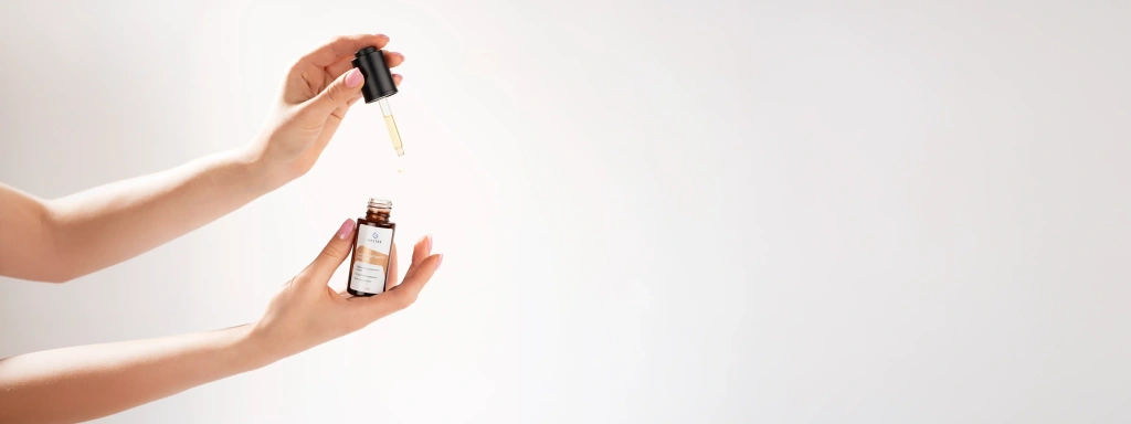 Смешивание капель автозагара с увлажняющим кремом для равномерного нанесения без пятен и резких границ