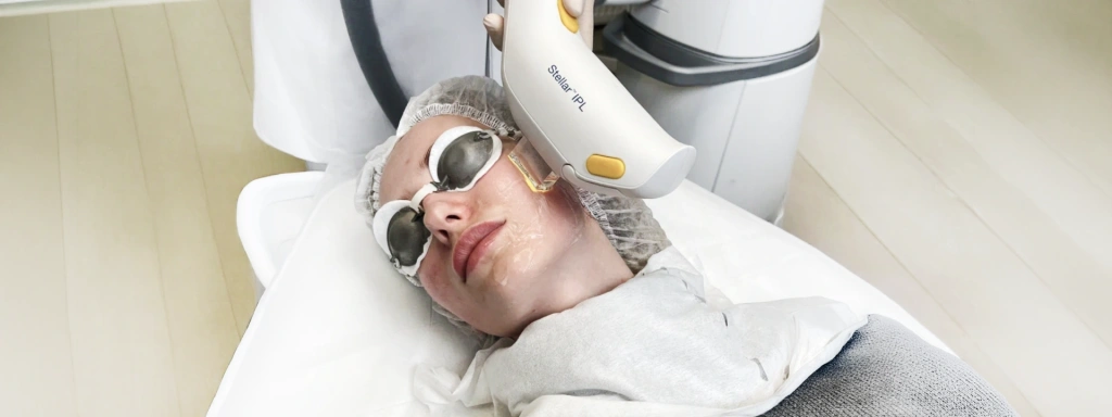 Процедура IPL-фототерапии лица с нанесением охлаждающего контактного геля и защитными очками